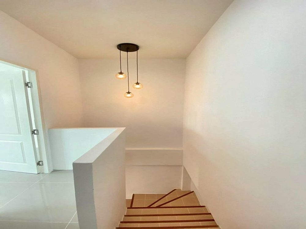 Permsub Village 位于主干道旁黄金地段的大型两层联排别墅-8