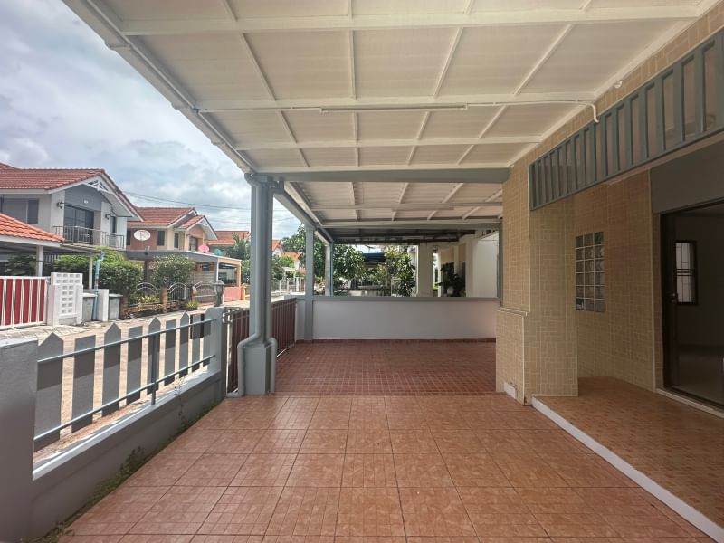 HomeTown Village 新近翻修的两层独立式住宅，靠近社区设施和便利店-3