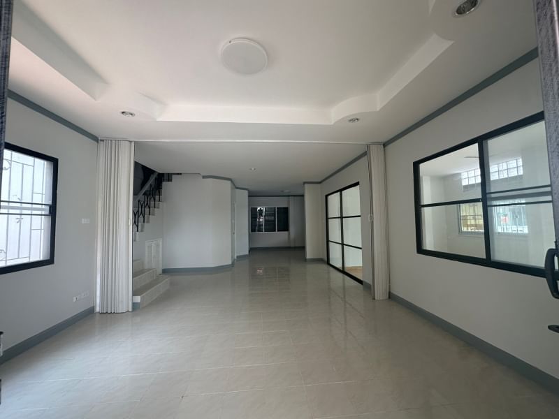 HomeTown Village 新近翻修的两层独立式住宅，靠近社区设施和便利店-5