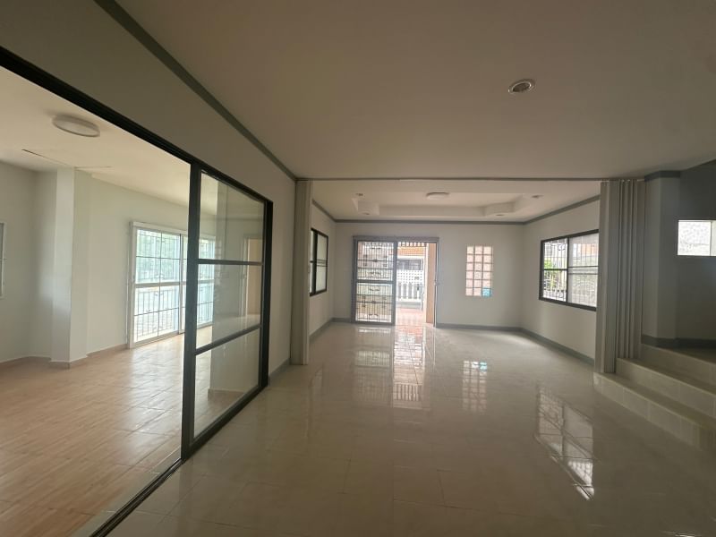 HomeTown Village 新近翻修的两层独立式住宅，靠近社区设施和便利店-4