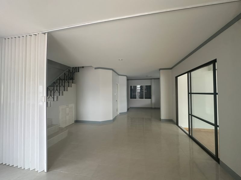 HomeTown Village 新近翻修的两层独立式住宅，靠近社区设施和便利店-6