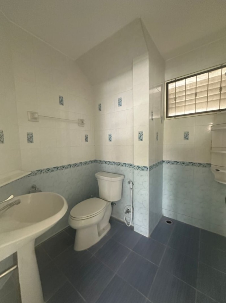 HomeTown Village 新近翻修的两层独立式住宅，靠近社区设施和便利店-12