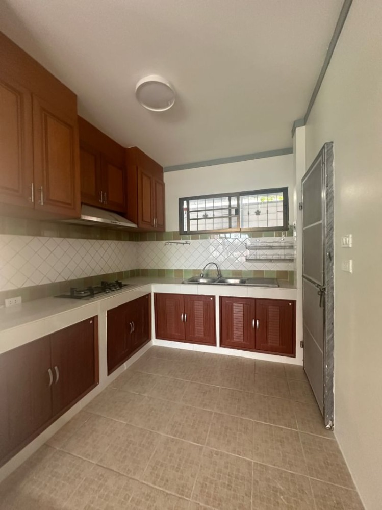 HomeTown Village 新近翻修的两层独立式住宅，靠近社区设施和便利店-11