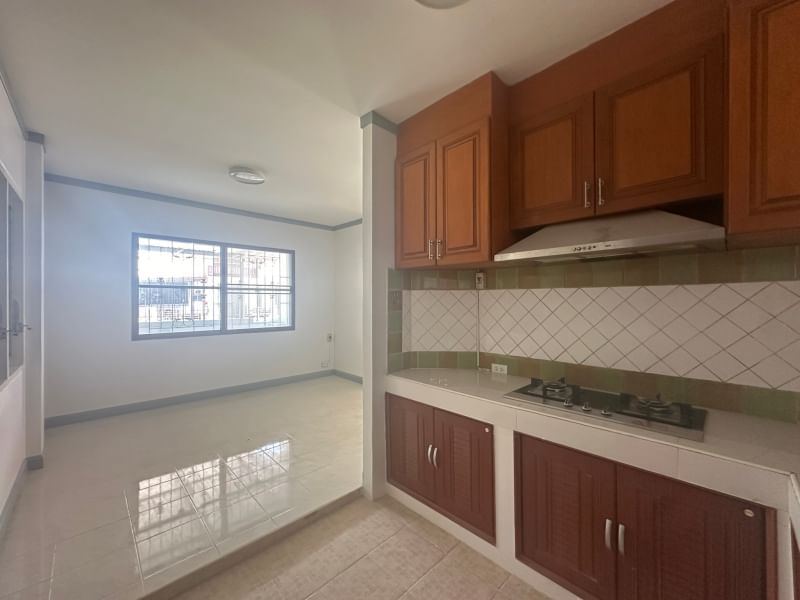 HomeTown Village 新近翻修的两层独立式住宅，靠近社区设施和便利店-10