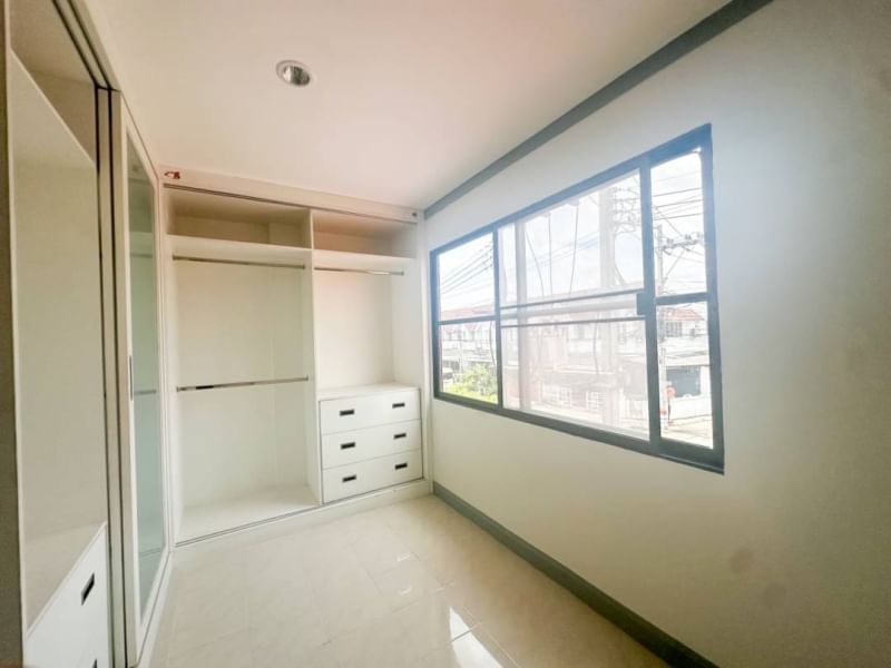 HomeTown Village 新近翻修的两层独立式住宅，靠近社区设施和便利店-8