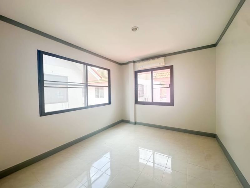 HomeTown Village 新近翻修的两层独立式住宅，靠近社区设施和便利店-9