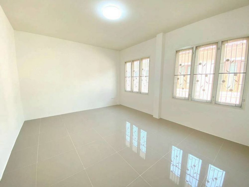 Permsub Village 位于主干道旁黄金地段的大型两层联排别墅-11