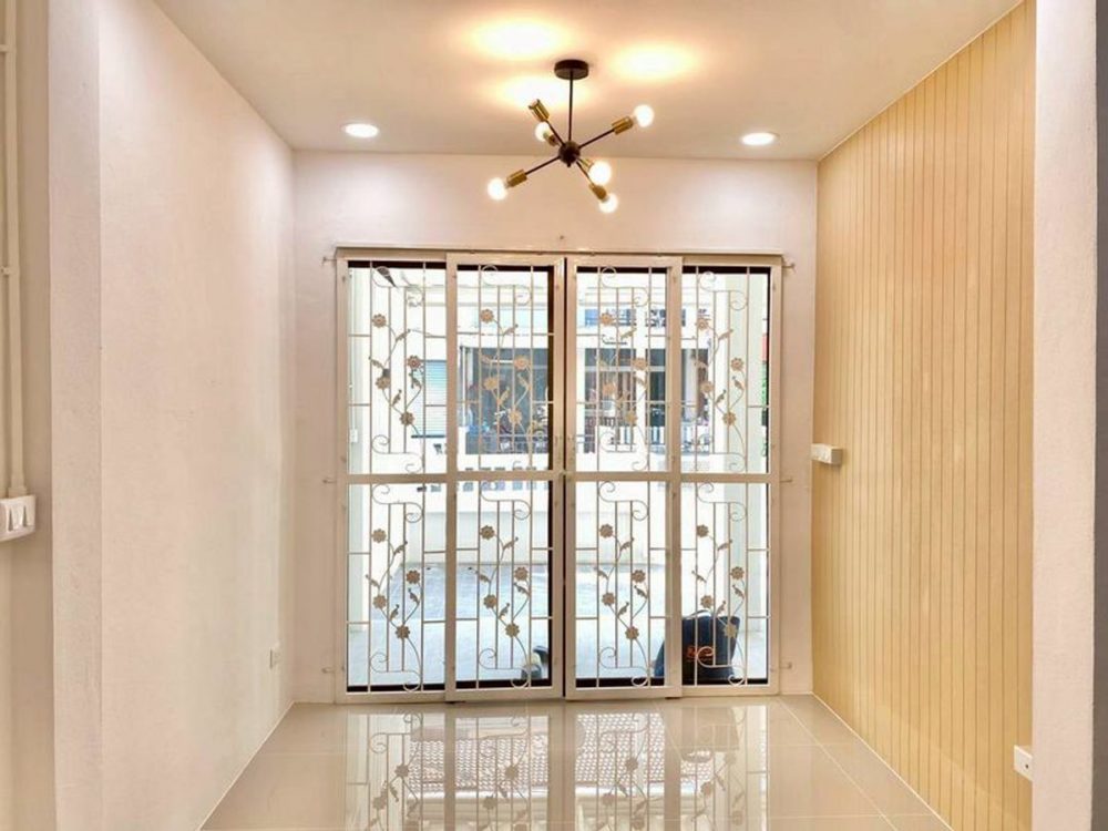 Permsub Village 位于主干道旁黄金地段的大型两层联排别墅-3