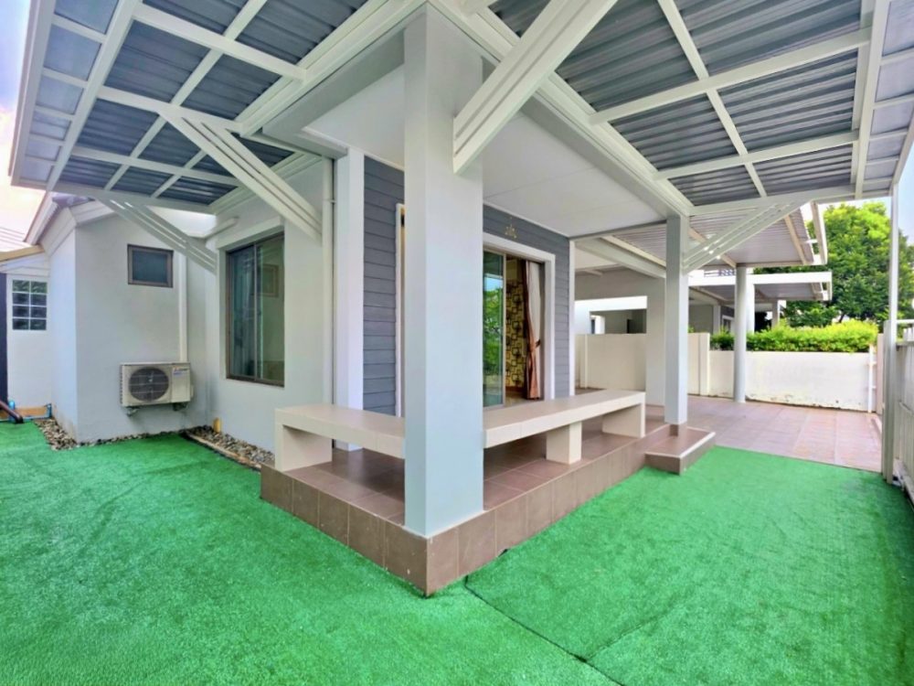 Life In The Garden Sriracha 一栋舒适的两层半独立式住宅，交通便利-3