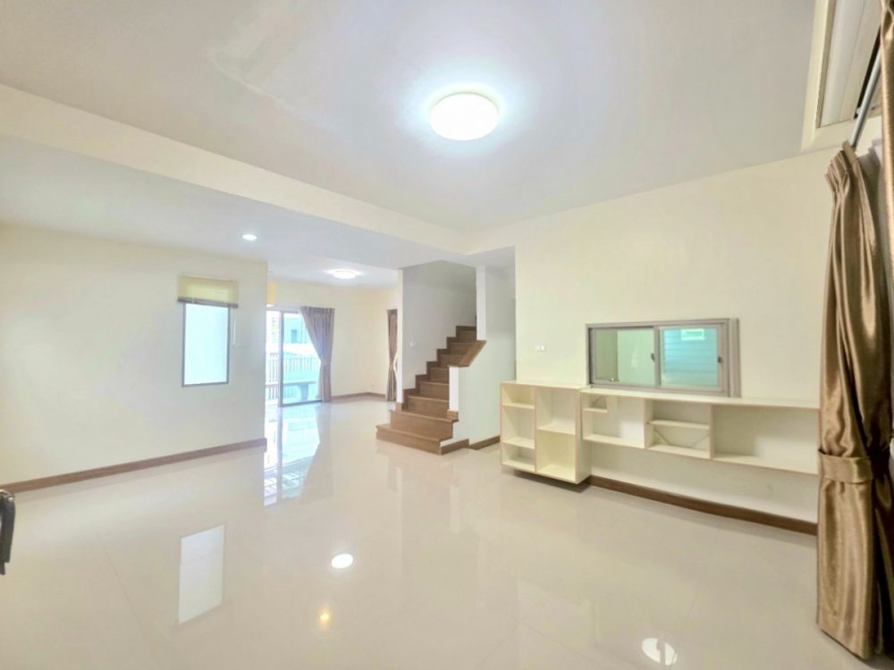 Life In The Garden Sriracha 一栋舒适的两层半独立式住宅，交通便利-4