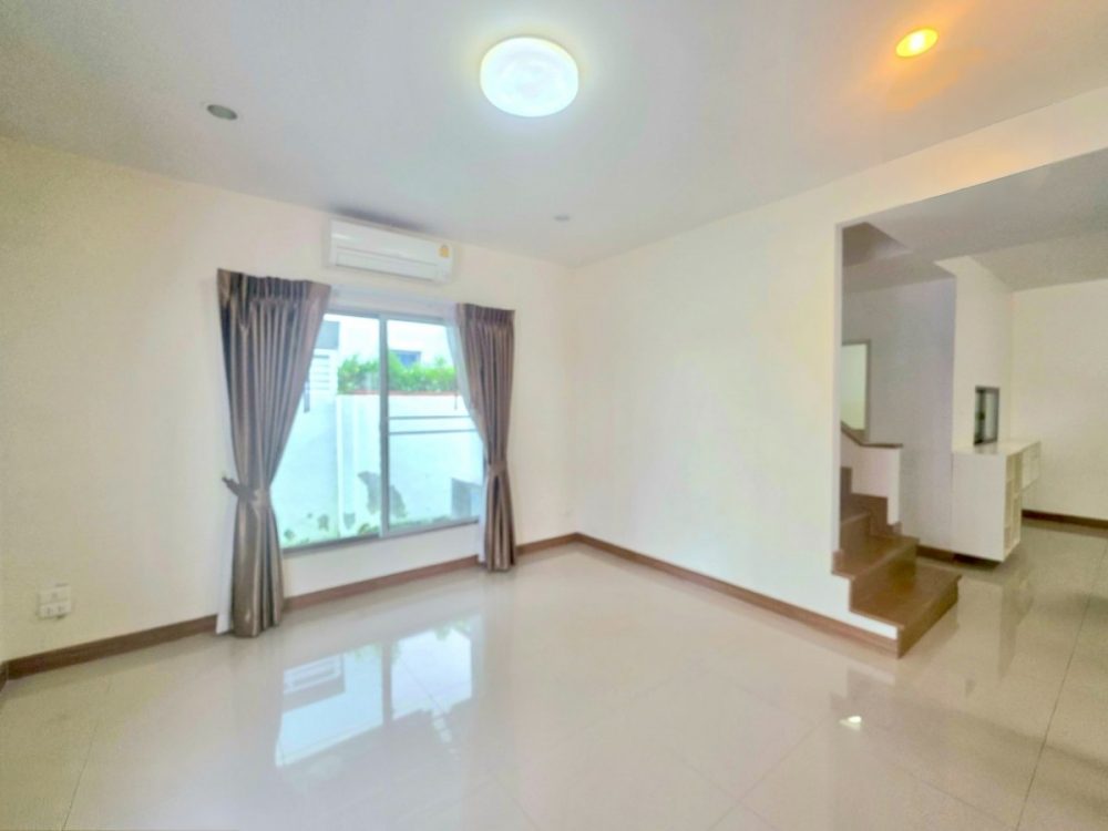 Life In The Garden Sriracha 一栋舒适的两层半独立式住宅，交通便利-5