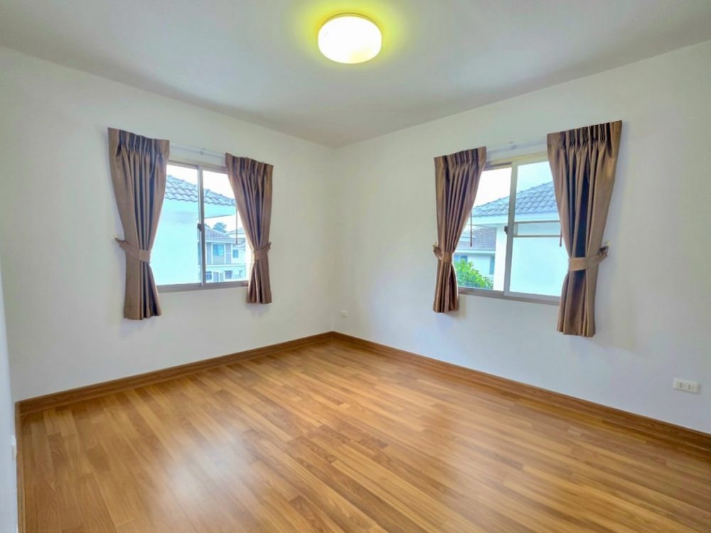 Life In The Garden Sriracha 一栋舒适的两层半独立式住宅，交通便利-9