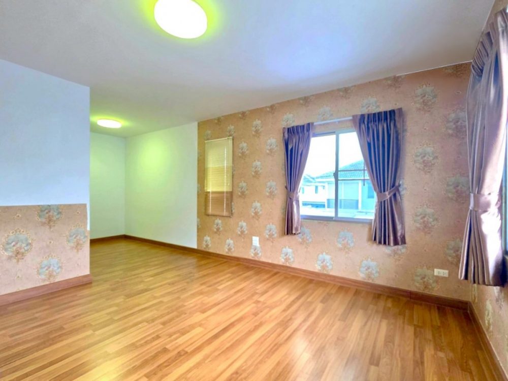 Life In The Garden Sriracha 一栋舒适的两层半独立式住宅，交通便利-10