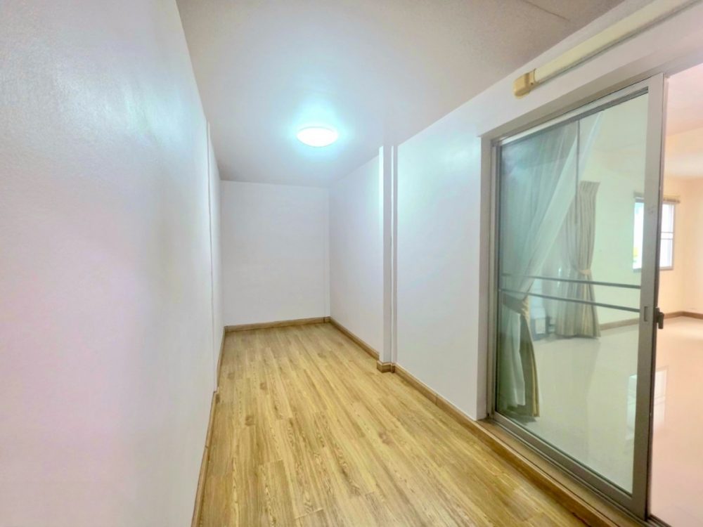 Life In The Garden Sriracha 一栋舒适的两层半独立式住宅，交通便利-13