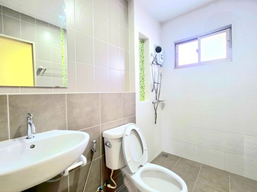 Life In The Garden Sriracha 一栋舒适的两层半独立式住宅，交通便利-14