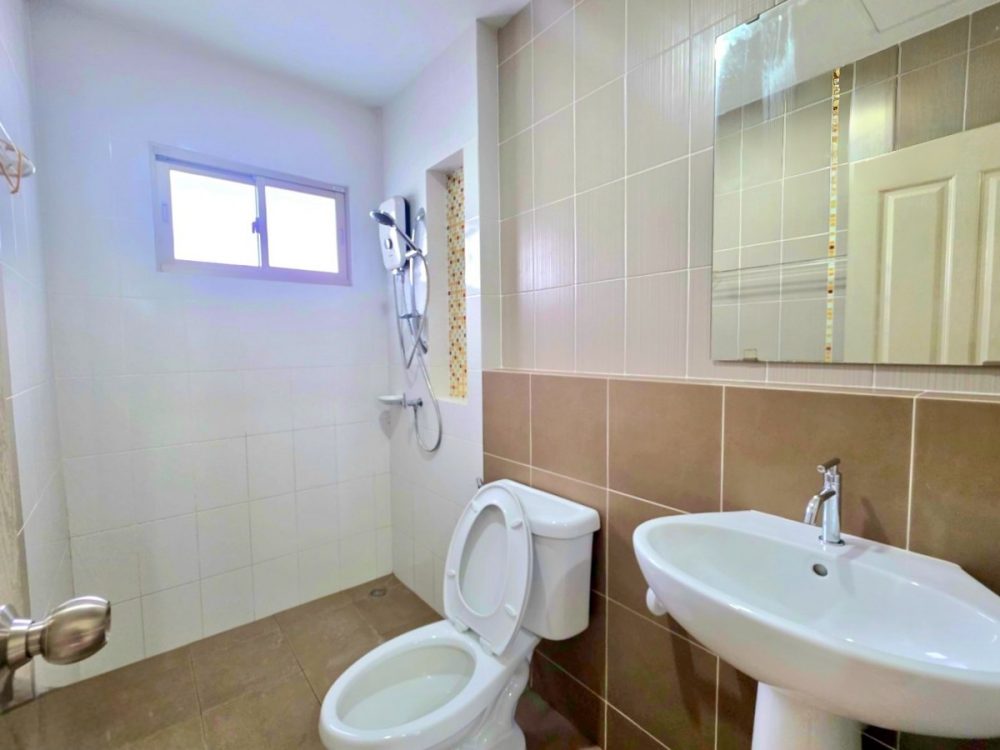 Life In The Garden Sriracha 一栋舒适的两层半独立式住宅，交通便利-15