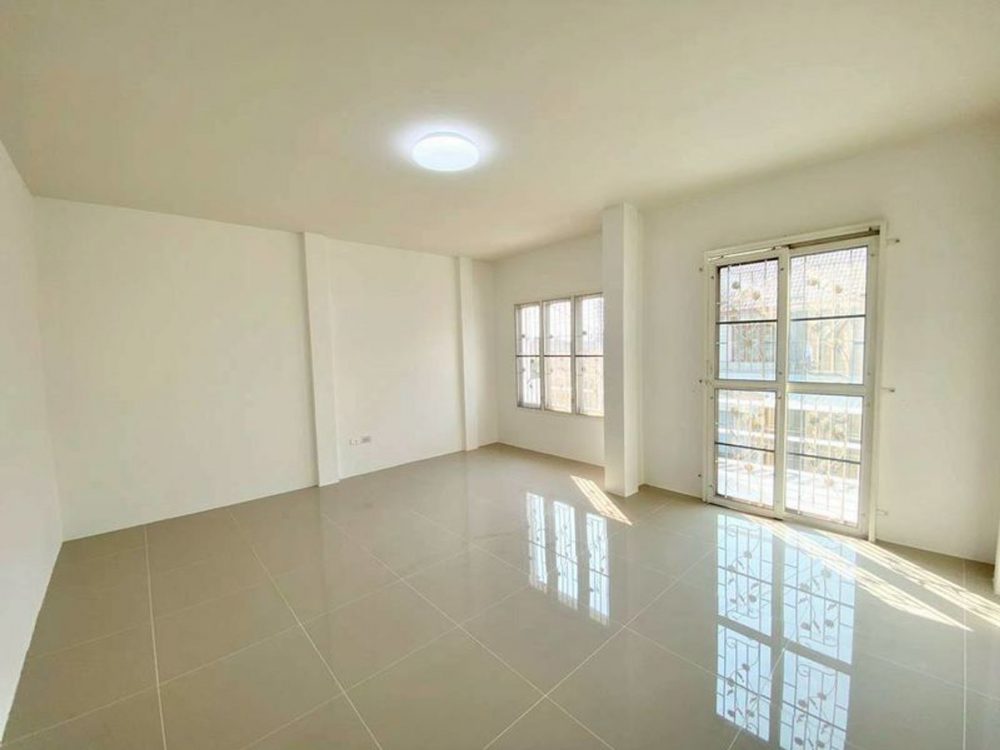 Permsub Village 位于主干道旁黄金地段的大型两层联排别墅-9