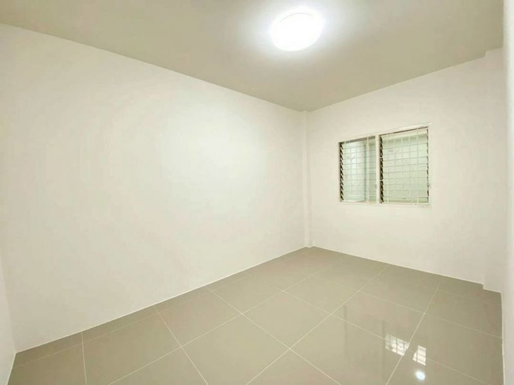 Permsub Village 位于主干道旁黄金地段的大型两层联排别墅-10