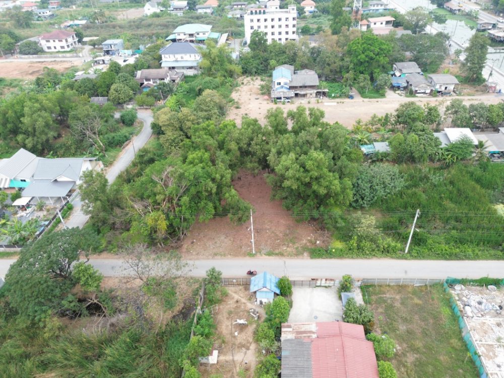 一块面积为 200 平方哇的土地，距离兰实-那空那育公路仅 3.5 公里。-3