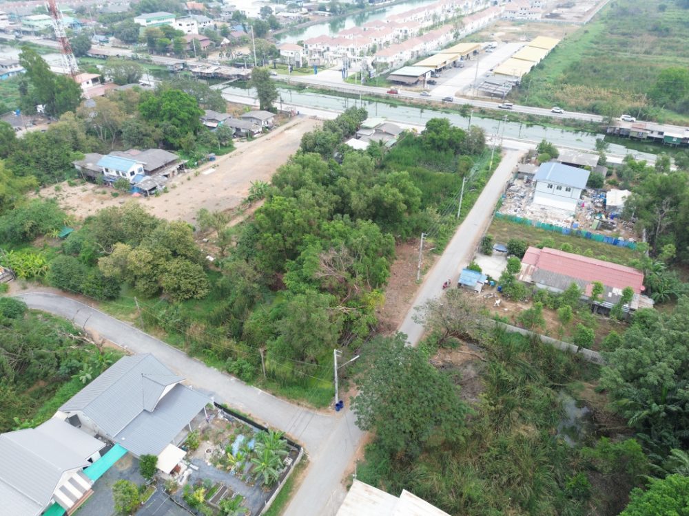 一块面积为 200 平方哇的土地，距离兰实-那空那育公路仅 3.5 公里。-4