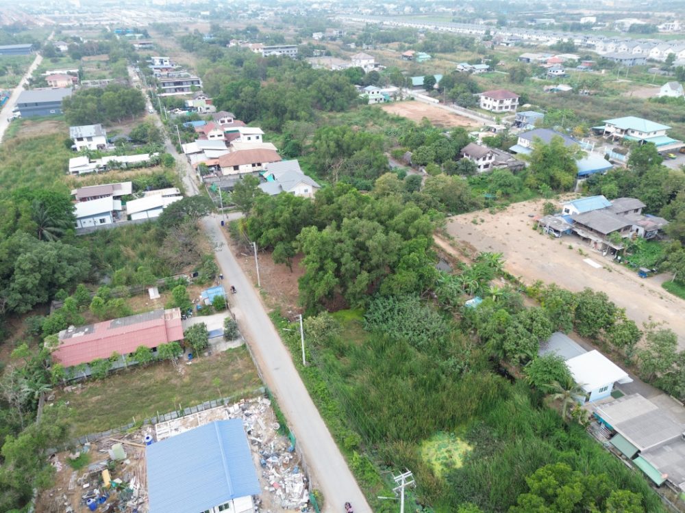 一块面积为 200 平方哇的土地，距离兰实-那空那育公路仅 3.5 公里。-5